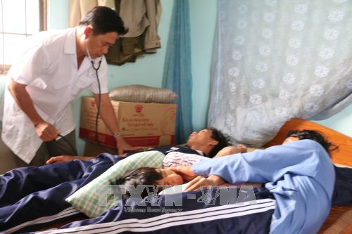 Cứu hộ kịp thời 5 ngư dân gặp nạn, trôi dạt trên vùng biển Bến Tre ​ ảnh 1
